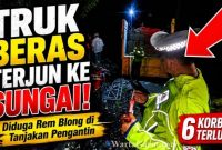 Petugas mengevakuasi truk Mitsubishi Fuso bermuatan 8 ton beras Bulog yang terjun ke Sungai Cikandang di kawasan Tanjakan Pengantin, Kecamatan Pamulihan, Kabupaten Garut.