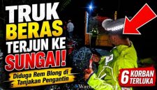 Petugas mengevakuasi truk Mitsubishi Fuso bermuatan 8 ton beras Bulog yang terjun ke Sungai Cikandang di kawasan Tanjakan Pengantin, Kecamatan Pamulihan, Kabupaten Garut.