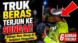 Petugas mengevakuasi truk Mitsubishi Fuso bermuatan 8 ton beras Bulog yang terjun ke Sungai Cikandang di kawasan Tanjakan Pengantin, Kecamatan Pamulihan, Kabupaten Garut.