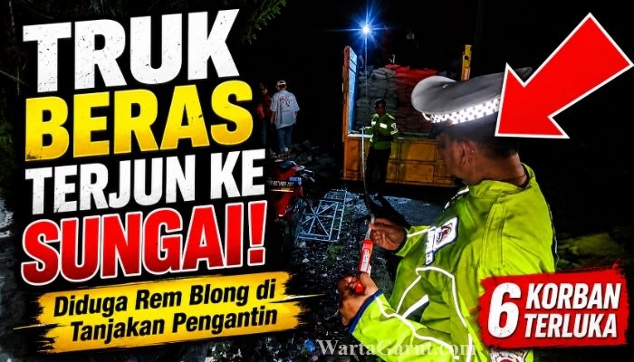 Petugas mengevakuasi truk Mitsubishi Fuso bermuatan 8 ton beras Bulog yang terjun ke Sungai Cikandang di kawasan Tanjakan Pengantin, Kecamatan Pamulihan, Kabupaten Garut.