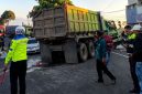 Petugas Polsek Malangbong melakukan olah TKP kecelakaan antara Fuso Dump Truck dan Truk Tronton di Jalan Raya Malangbong-Tasikmalaya, Kabupaten Garut, Selasa (9/6/2026).