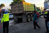 Petugas Polsek Malangbong melakukan olah TKP kecelakaan antara Fuso Dump Truck dan Truk Tronton di Jalan Raya Malangbong-Tasikmalaya, Kabupaten Garut, Selasa (9/6/2026).