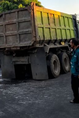 Kecelakaan di Jalur Malangbong-Tasikmalaya, Fuso dan Truk Tronton Tabrakan di Jalan Menikung