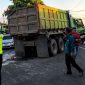 Petugas Polsek Malangbong melakukan olah TKP kecelakaan antara Fuso Dump Truck dan Truk Tronton di Jalan Raya Malangbong-Tasikmalaya, Kabupaten Garut, Selasa (9/6/2026).