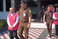 Petugas Kejaksaan Negeri Garut melakukan proses Tahap II terhadap tiga tersangka kasus dugaan korupsi kredit PT BPR Intan Jabar Kabupaten Garut yang diduga menyebabkan kerugian negara sekitar Rp5 miliar.