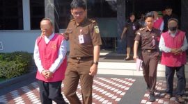 Petugas Kejaksaan Negeri Garut melakukan proses Tahap II terhadap tiga tersangka kasus dugaan korupsi kredit PT BPR Intan Jabar Kabupaten Garut yang diduga menyebabkan kerugian negara sekitar Rp5 miliar.