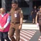 Petugas Kejaksaan Negeri Garut melakukan proses Tahap II terhadap tiga tersangka kasus dugaan korupsi kredit PT BPR Intan Jabar Kabupaten Garut yang diduga menyebabkan kerugian negara sekitar Rp5 miliar.