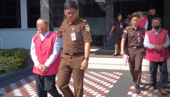 Petugas Kejaksaan Negeri Garut melakukan proses Tahap II terhadap tiga tersangka kasus dugaan korupsi kredit PT BPR Intan Jabar Kabupaten Garut yang diduga menyebabkan kerugian negara sekitar Rp5 miliar.