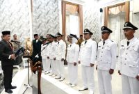 Bupati Garut, Abdusy Syakur Amin, bersama tujuh Kepala Desa hasil Pemilihan Antar Waktu (PAW) yang resmi dilantik untuk memimpin desa di enam kecamatan berbeda.