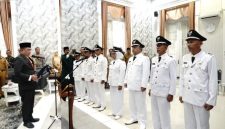 Bupati Garut, Abdusy Syakur Amin, bersama tujuh Kepala Desa hasil Pemilihan Antar Waktu (PAW) yang resmi dilantik untuk memimpin desa di enam kecamatan berbeda.