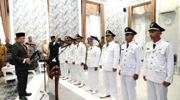 Bupati Garut, Abdusy Syakur Amin, bersama tujuh Kepala Desa hasil Pemilihan Antar Waktu (PAW) yang resmi dilantik untuk memimpin desa di enam kecamatan berbeda.