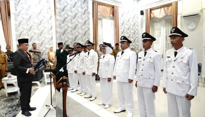 Bupati Garut, Abdusy Syakur Amin, bersama tujuh Kepala Desa hasil Pemilihan Antar Waktu (PAW) yang resmi dilantik untuk memimpin desa di enam kecamatan berbeda.