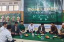 Ketua DPC PKB Garut H. Subhan Fahmi bersama jajaran pengurus masa bakti 2026–2031 saat bersilaturahmi dengan Pengurus Cabang Nahdlatul Ulama (PCNU) Kabupaten Garut untuk memohon doa dan restu menjalankan amanah organisasi.