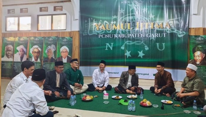 Ketua DPC PKB Garut H. Subhan Fahmi bersama jajaran pengurus masa bakti 2026–2031 saat bersilaturahmi dengan Pengurus Cabang Nahdlatul Ulama (PCNU) Kabupaten Garut untuk memohon doa dan restu menjalankan amanah organisasi.