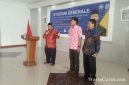 Direktur Utama PT Surya Garut Abadi, H. Ismar Zakaria, A.Md., saat meluncurkan Seragam dan Batik Khas Muhammadiyah Garut 2026 dalam Studium Generale yang dihadiri Wakil Menteri Pendidikan Dasar dan Menengah RI di Gedung Dakwah Muhammadiyah Garut.