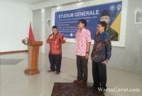 Direktur Utama PT Surya Garut Abadi, H. Ismar Zakaria, A.Md., saat meluncurkan Seragam dan Batik Khas Muhammadiyah Garut 2026 dalam Studium Generale yang dihadiri Wakil Menteri Pendidikan Dasar dan Menengah RI di Gedung Dakwah Muhammadiyah Garut.