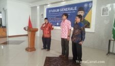Direktur Utama PT Surya Garut Abadi, H. Ismar Zakaria, A.Md., saat meluncurkan Seragam dan Batik Khas Muhammadiyah Garut 2026 dalam Studium Generale yang dihadiri Wakil Menteri Pendidikan Dasar dan Menengah RI di Gedung Dakwah Muhammadiyah Garut.