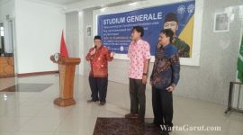 Direktur Utama PT Surya Garut Abadi, H. Ismar Zakaria, A.Md., saat meluncurkan Seragam dan Batik Khas Muhammadiyah Garut 2026 dalam Studium Generale yang dihadiri Wakil Menteri Pendidikan Dasar dan Menengah RI di Gedung Dakwah Muhammadiyah Garut.