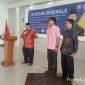 Direktur Utama PT Surya Garut Abadi, H. Ismar Zakaria, A.Md., saat meluncurkan Seragam dan Batik Khas Muhammadiyah Garut 2026 dalam Studium Generale yang dihadiri Wakil Menteri Pendidikan Dasar dan Menengah RI di Gedung Dakwah Muhammadiyah Garut.