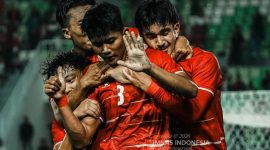 Pemain Timnas Indonesia U-19 merayakan kemenangan pada fase grup Piala AFF U-19 2026. Garuda Muda masih bersaing ketat dengan Malaysia dan Kamboja dalam perebutan tiket semifinal melalui jalur runner up terbaik. (Dokumentasi Timnas Indonesia)