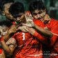 Pemain Timnas Indonesia U-19 merayakan kemenangan pada fase grup Piala AFF U-19 2026. Garuda Muda masih bersaing ketat dengan Malaysia dan Kamboja dalam perebutan tiket semifinal melalui jalur runner up terbaik. (Dokumentasi Timnas Indonesia)