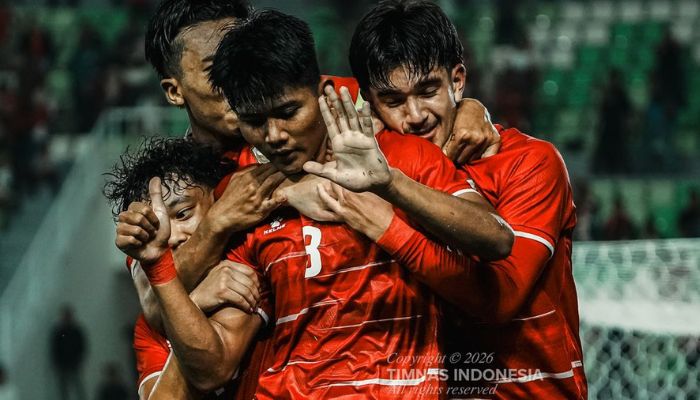 Pemain Timnas Indonesia U-19 merayakan kemenangan pada fase grup Piala AFF U-19 2026. Garuda Muda masih bersaing ketat dengan Malaysia dan Kamboja dalam perebutan tiket semifinal melalui jalur runner up terbaik. (Dokumentasi Timnas Indonesia)