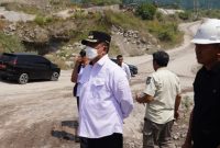 Bupati Garut Abdusy Syakur Amin bersama Kepala Dinas ESDM Jawa Barat Bambang Tirtoyuliono meninjau lokasi tambang di Kecamatan Leles dan menghentikan sementara operasional tiga titik pertambangan.