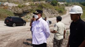 Bupati Garut Abdusy Syakur Amin bersama Kepala Dinas ESDM Jawa Barat Bambang Tirtoyuliono meninjau lokasi tambang di Kecamatan Leles dan menghentikan sementara operasional tiga titik pertambangan.