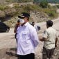 Bupati Garut Abdusy Syakur Amin bersama Kepala Dinas ESDM Jawa Barat Bambang Tirtoyuliono meninjau lokasi tambang di Kecamatan Leles dan menghentikan sementara operasional tiga titik pertambangan.