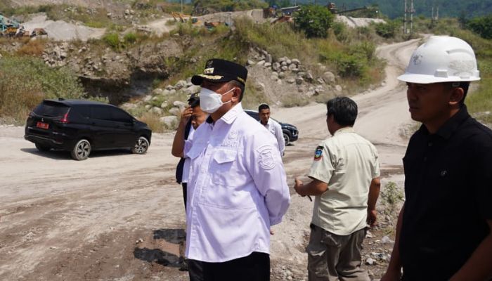 Bupati Garut Abdusy Syakur Amin bersama Kepala Dinas ESDM Jawa Barat Bambang Tirtoyuliono meninjau lokasi tambang di Kecamatan Leles dan menghentikan sementara operasional tiga titik pertambangan.