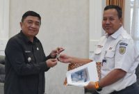 Bupati Garut Abdusy Syakur Amin (kanan) menerima dokumen penyerahan bangunan Pos Jalur Perlintasan Langsung (JPL) 19 dari Kepala PT KAI Daerah Operasi (DAOP) 2 Bandung, Hendra Wahyono (kiri), di Ruang Pamengkang, Garut, Jawa Barat, Kamis (9/7/2026).