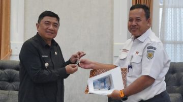 Bupati Garut Abdusy Syakur Amin (kanan) menerima dokumen penyerahan bangunan Pos Jalur Perlintasan Langsung (JPL) 19 dari Kepala PT KAI Daerah Operasi (DAOP) 2 Bandung, Hendra Wahyono (kiri), di Ruang Pamengkang, Garut, Jawa Barat, Kamis (9/7/2026).