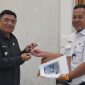 Bupati Garut Abdusy Syakur Amin (kanan) menerima dokumen penyerahan bangunan Pos Jalur Perlintasan Langsung (JPL) 19 dari Kepala PT KAI Daerah Operasi (DAOP) 2 Bandung, Hendra Wahyono (kiri), di Ruang Pamengkang, Garut, Jawa Barat, Kamis (9/7/2026).