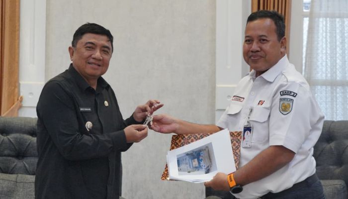 Bupati Garut Abdusy Syakur Amin (kanan) menerima dokumen penyerahan bangunan Pos Jalur Perlintasan Langsung (JPL) 19 dari Kepala PT KAI Daerah Operasi (DAOP) 2 Bandung, Hendra Wahyono (kiri), di Ruang Pamengkang, Garut, Jawa Barat, Kamis (9/7/2026).