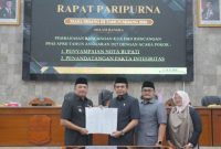 Bupati Garut Abdusy Syakur Amin menyampaikan Nota Pengantar KUA-PPAS APBD Garut 2027 dalam Rapat Paripurna DPRD Kabupaten Garut, Jumat (17/7/2026).