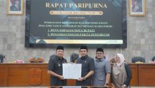 Bupati Garut Abdusy Syakur Amin menyampaikan Nota Pengantar KUA-PPAS APBD Garut 2027 dalam Rapat Paripurna DPRD Kabupaten Garut, Jumat (17/7/2026).
