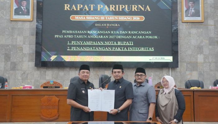 Bupati Garut Abdusy Syakur Amin menyampaikan Nota Pengantar KUA-PPAS APBD Garut 2027 dalam Rapat Paripurna DPRD Kabupaten Garut, Jumat (17/7/2026).
