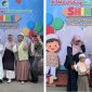 Orang tua mengantar anak pada hari pertama POSTER di Al Mashduqi Islamic School Garut melalui program Gerakan Ayah Mengantar Anak ke Sekolah