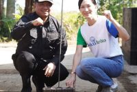 “Bupati Garut Abdusy Syakur Amin melakukan peletakan bata plastik daur ulang pertama pada pembangunan ruang kelas baru SDN 3 Sukanegla di Garut