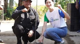 “Bupati Garut Abdusy Syakur Amin melakukan peletakan bata plastik daur ulang pertama pada pembangunan ruang kelas baru SDN 3 Sukanegla di Garut