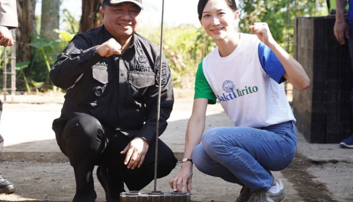 “Bupati Garut Abdusy Syakur Amin melakukan peletakan bata plastik daur ulang pertama pada pembangunan ruang kelas baru SDN 3 Sukanegla di Garut