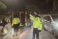 Petugas Polsek Kadungora Polres Garut melakukan pengaturan arus lalu lintas saat proses evakuasi truk terguling di jalur Bandung–Garut kawasan Lebak Jero, Kamis (2/7/2026).