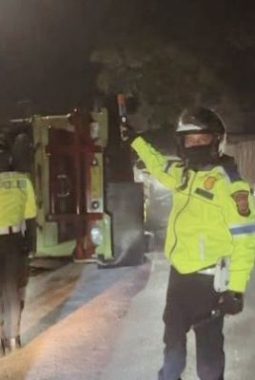 Jalur Garut–Bandung Macet Total Usai Truk Terguling di Perbatasan Kadungora