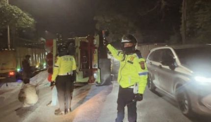 Jalur Garut–Bandung Macet Total Usai Truk Terguling di Perbatasan Kadungora 2 bettle 1