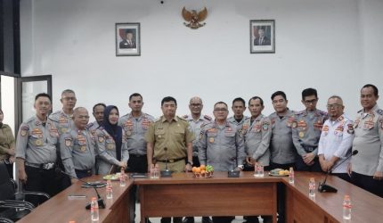 Bupati Garut Abdusy Syakur Amin membahas penanganan kendaraan ODOL di Dishub Garut.