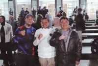 Bupati Garut Abdusy Syakur Amin menyambut Bupati Sumedang Dony Ahmad Munir dan peserta West Java Extreme Walk 60K di Halaman Masjid Agung Garut