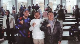Bupati Garut Abdusy Syakur Amin menyambut Bupati Sumedang Dony Ahmad Munir dan peserta West Java Extreme Walk 60K di Halaman Masjid Agung Garut