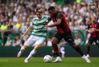 Duel pemain Celtic dan AC Milan pada laga pramusim.