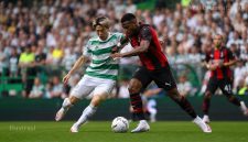 Duel pemain Celtic dan AC Milan pada laga pramusim.