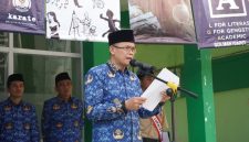 Caption
Kepala MAN 1 Garut memimpin upacara Hari Anak Nasional Ke-42 sebagai bentuk komitmen mewujudkan madrasah ramah anak.